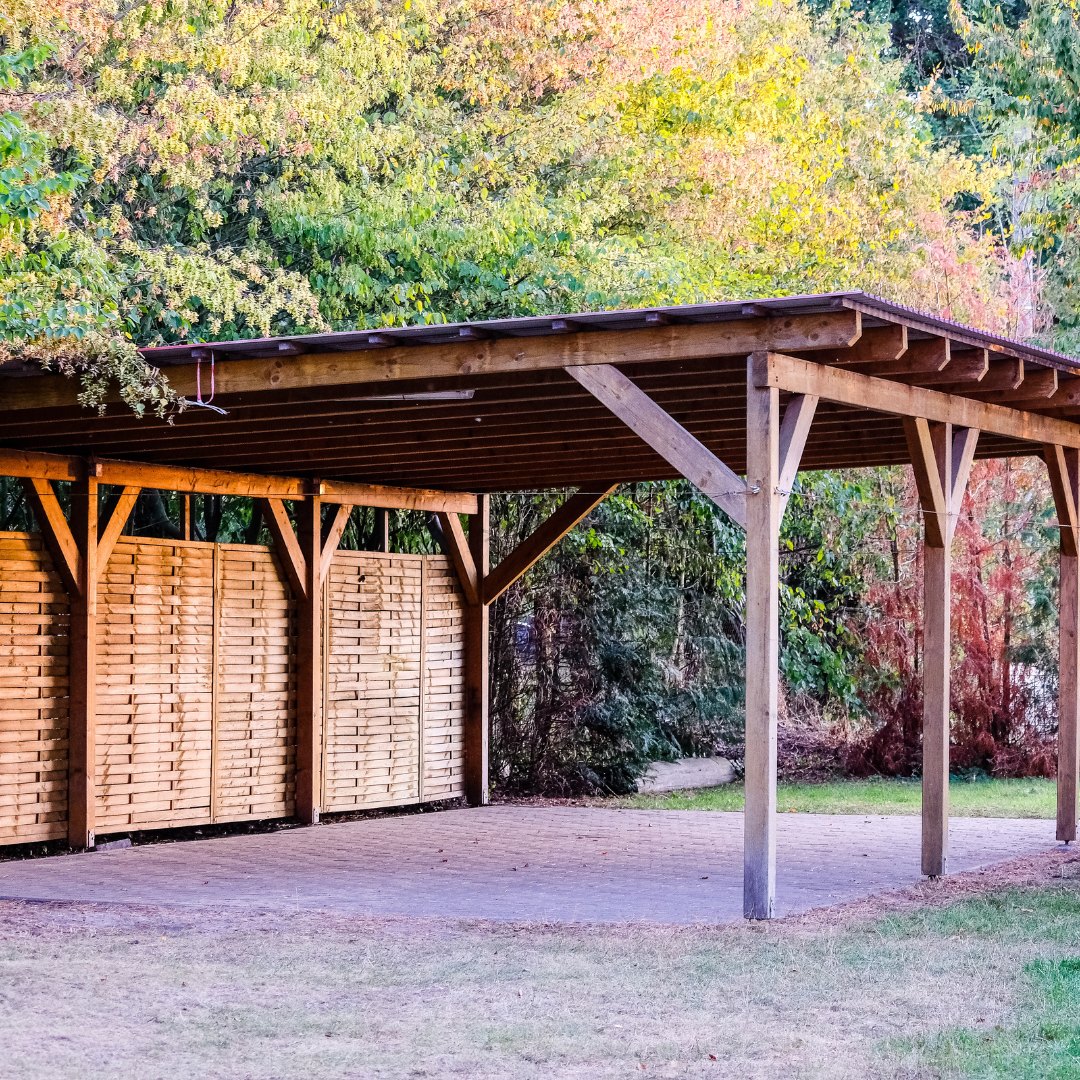 Carport i træ med integreret brændeskur og opbevaring — North Træbyg