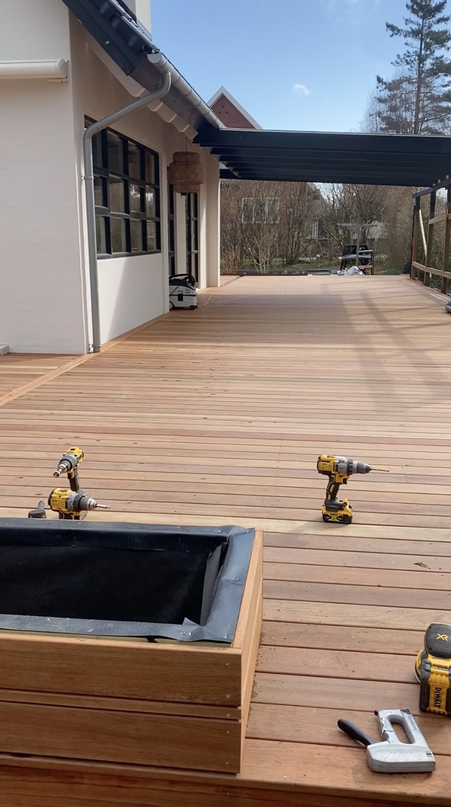 North Træbyg bygger en hårdttræ-terrasse i Nordsjælland