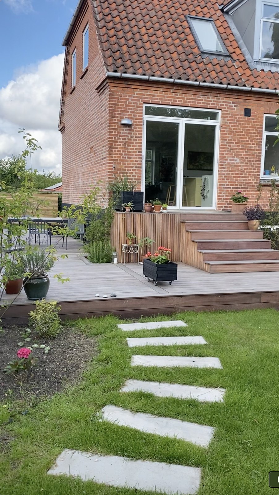 Færdig hårdttræ-terrasse med trappe og trædesten i haven — North Træbyg, Nordsjælland
